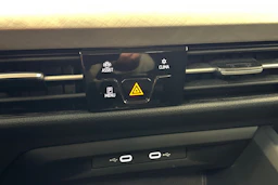 valkoinen Volkswagen Golf 2024 kuva 30.