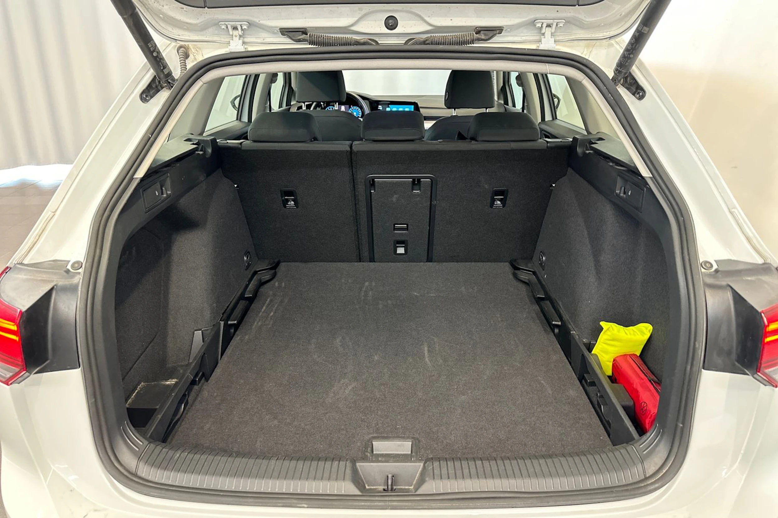valkoinen Volkswagen Golf 2024 kuva 33.