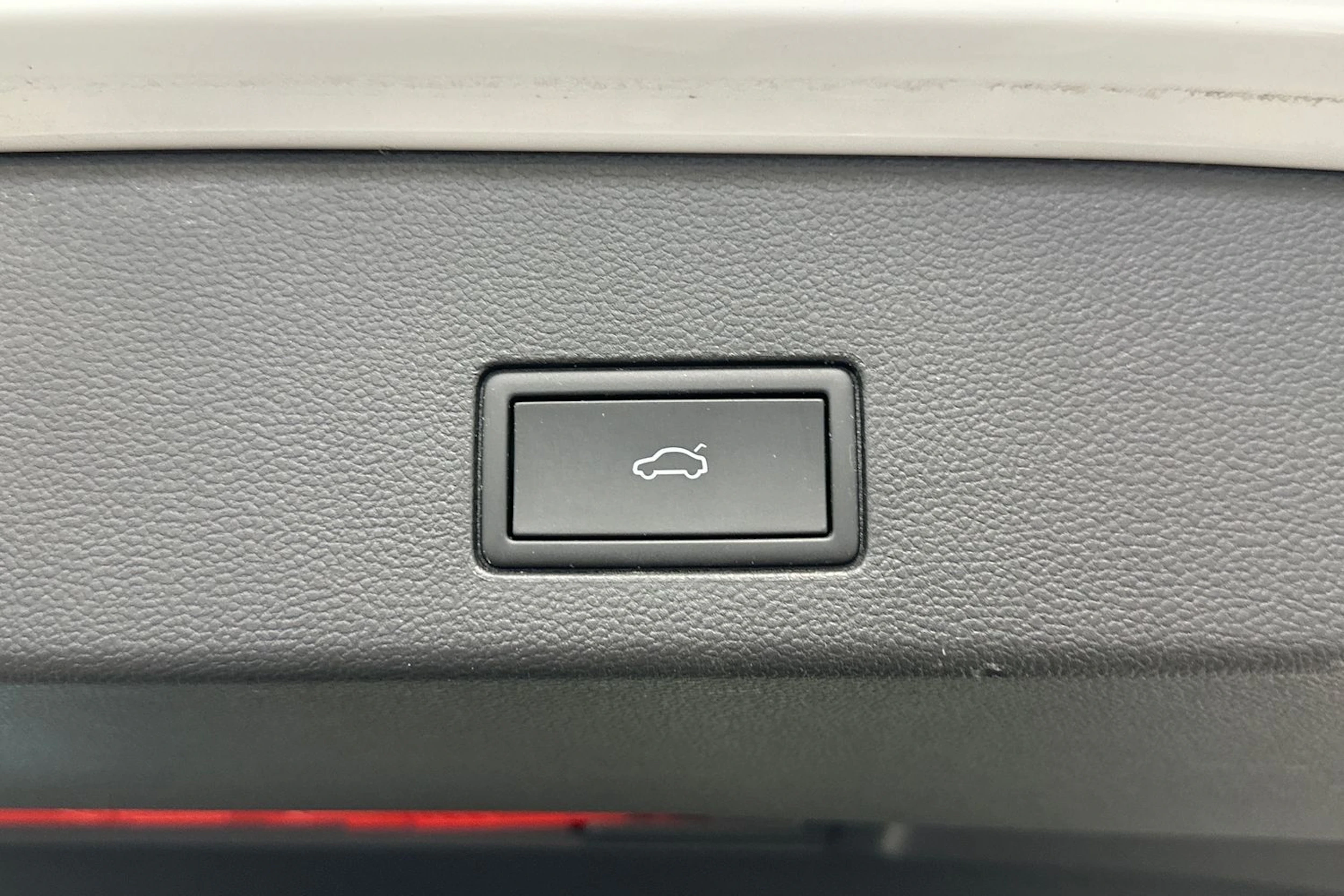 valkoinen Volkswagen Golf 2024 kuva 34.