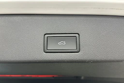 valkoinen Volkswagen Golf 2024 kuva 34.