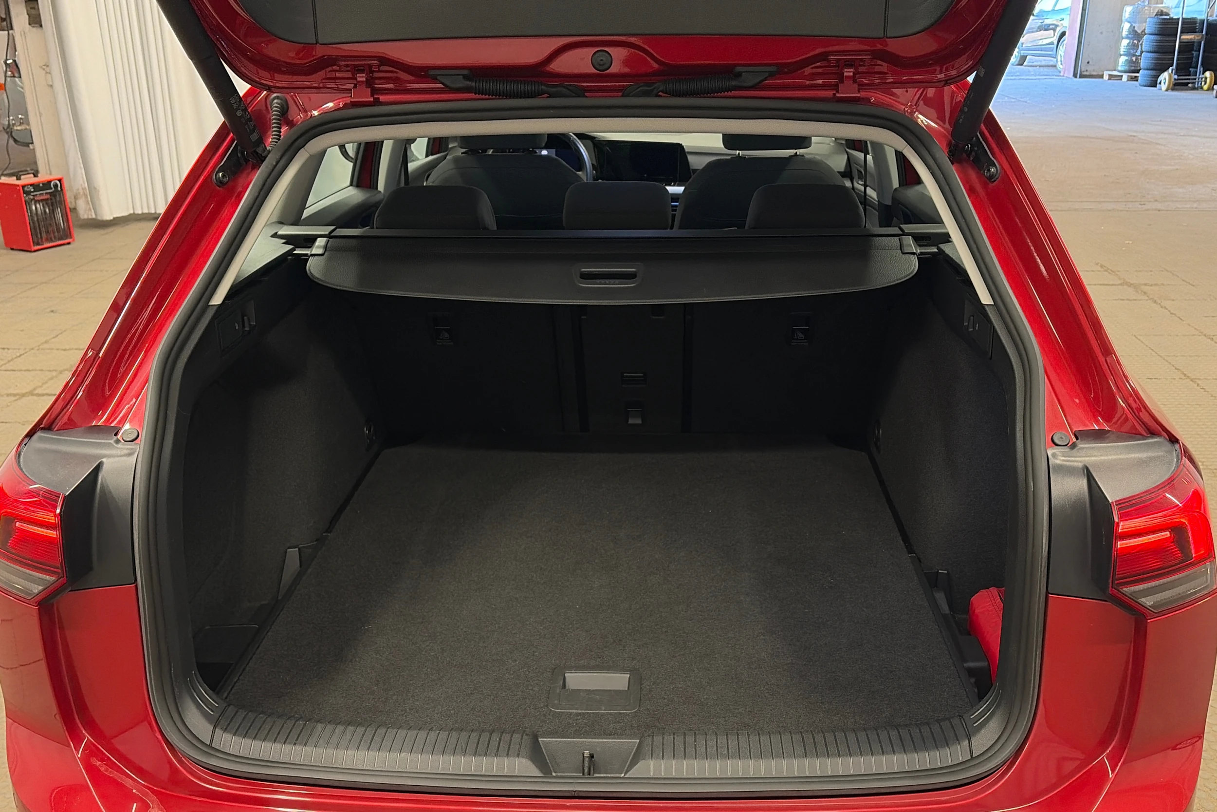 punainen Volkswagen Golf 2024 kuva 15.