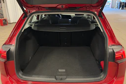 punainen Volkswagen Golf 2024 kuva 15.