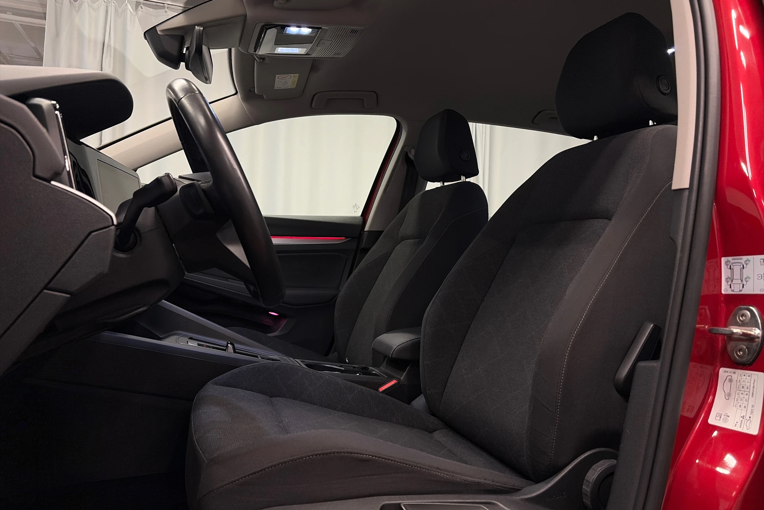 punainen Volkswagen Golf 2024 kuva 17.