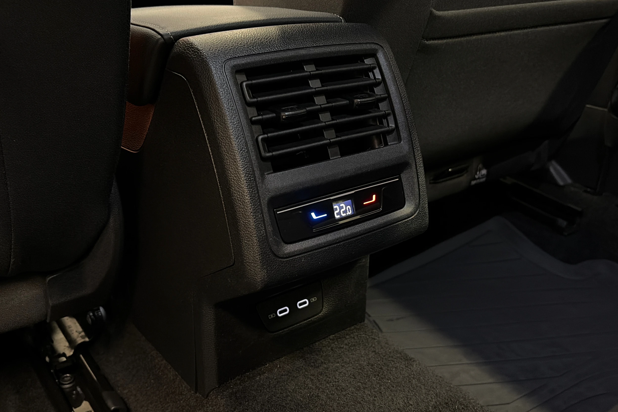 punainen Volkswagen Golf 2024 kuva 32.