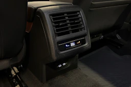 punainen Volkswagen Golf 2024 kuva 32.