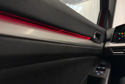 punainen Volkswagen Golf 2024 kuva 34.