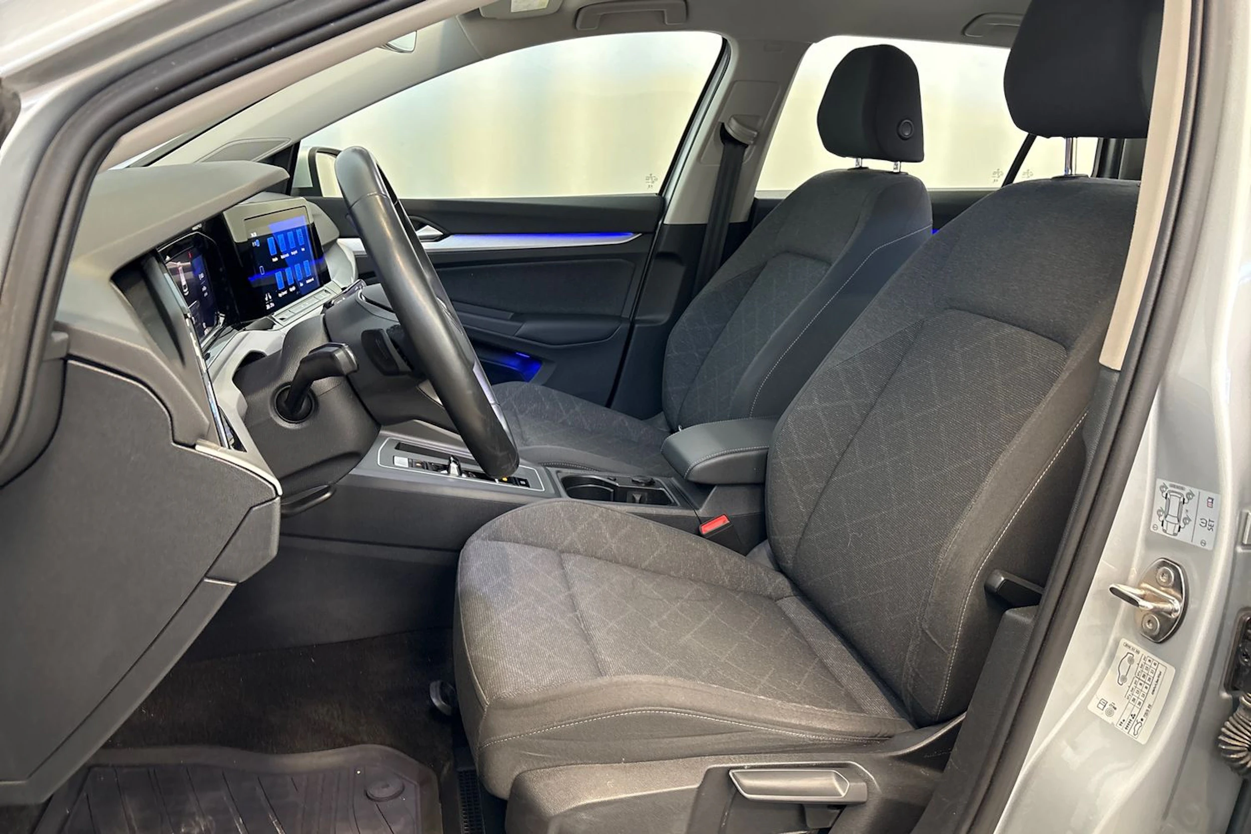 harmaa Volkswagen Golf 2024 kuva 11.