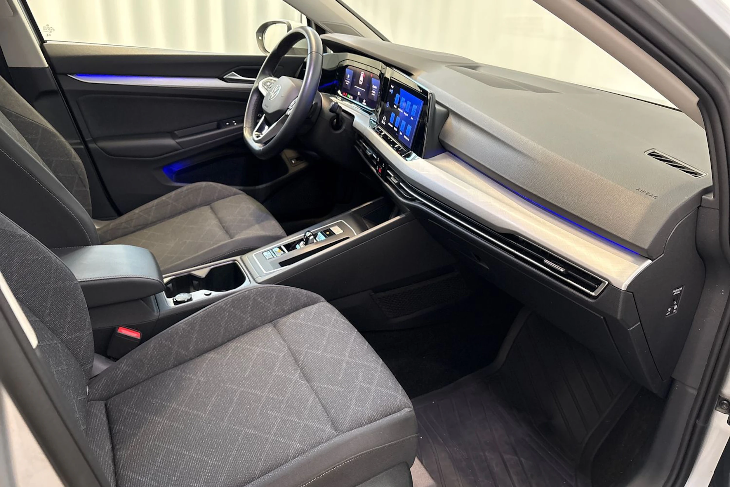 harmaa Volkswagen Golf 2024 kuva 12.