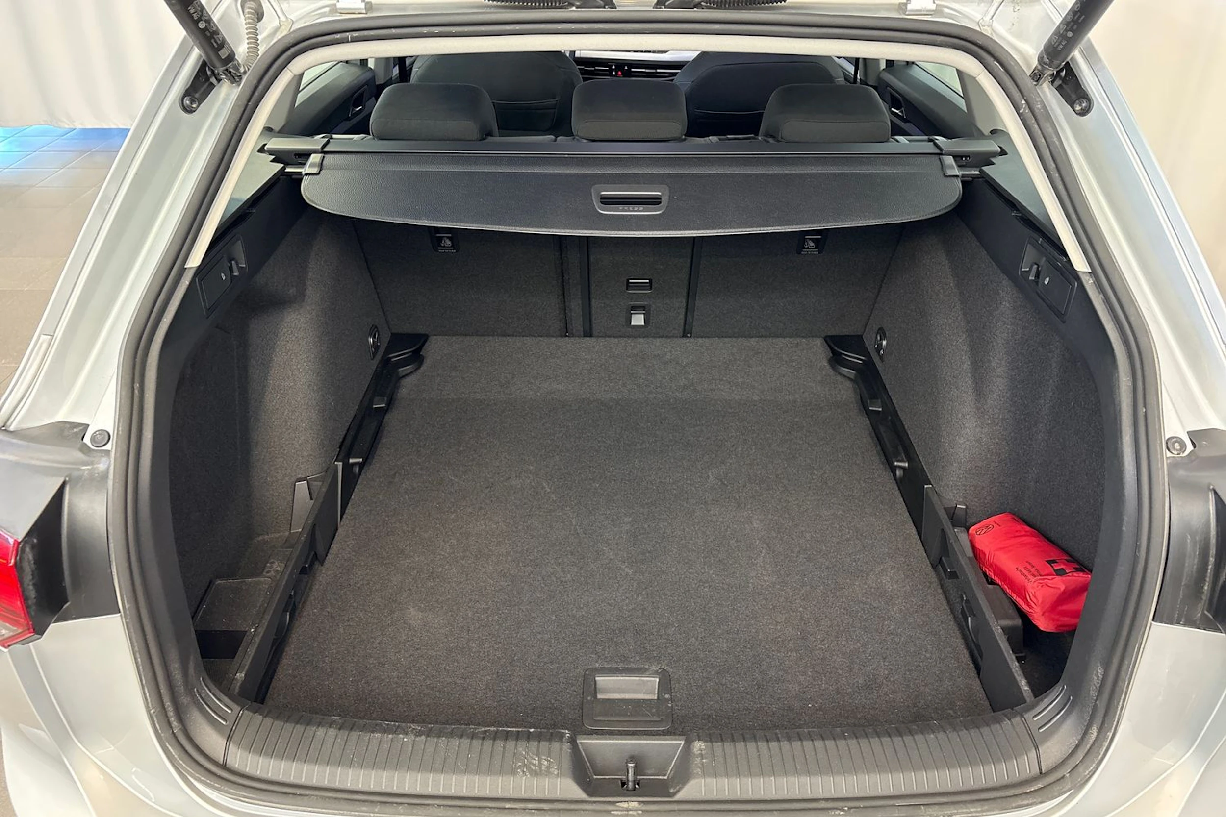 harmaa Volkswagen Golf 2024 kuva 13.