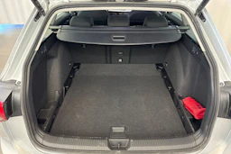 harmaa Volkswagen Golf 2024 kuva 13.