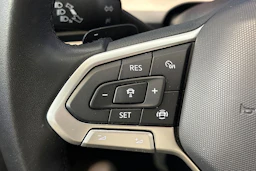 harmaa Volkswagen Golf 2024 kuva 22.