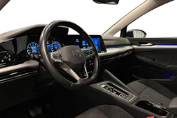 sininen Volkswagen Golf 2024 kuva 8.