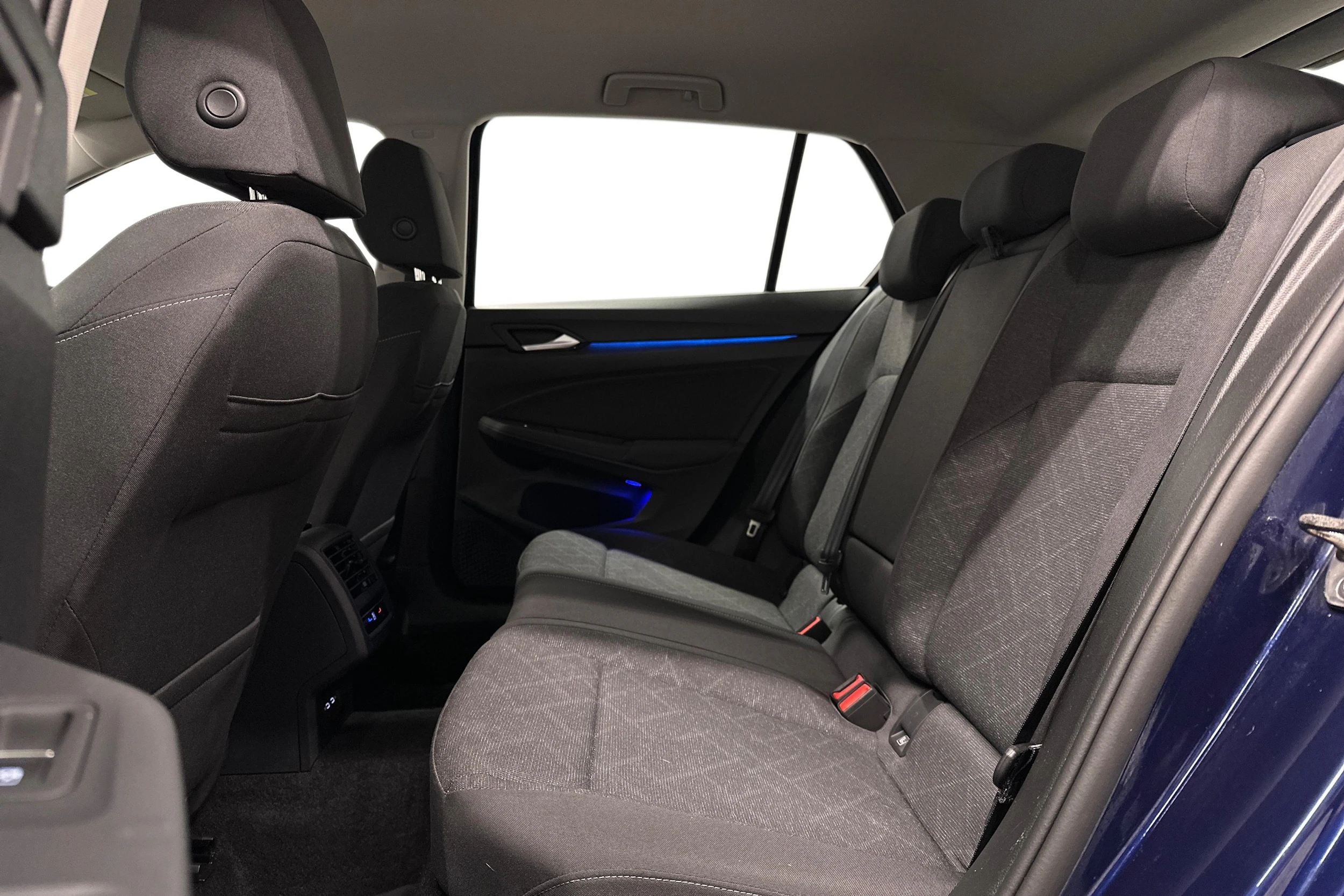 sininen Volkswagen Golf 2024 kuva 11.