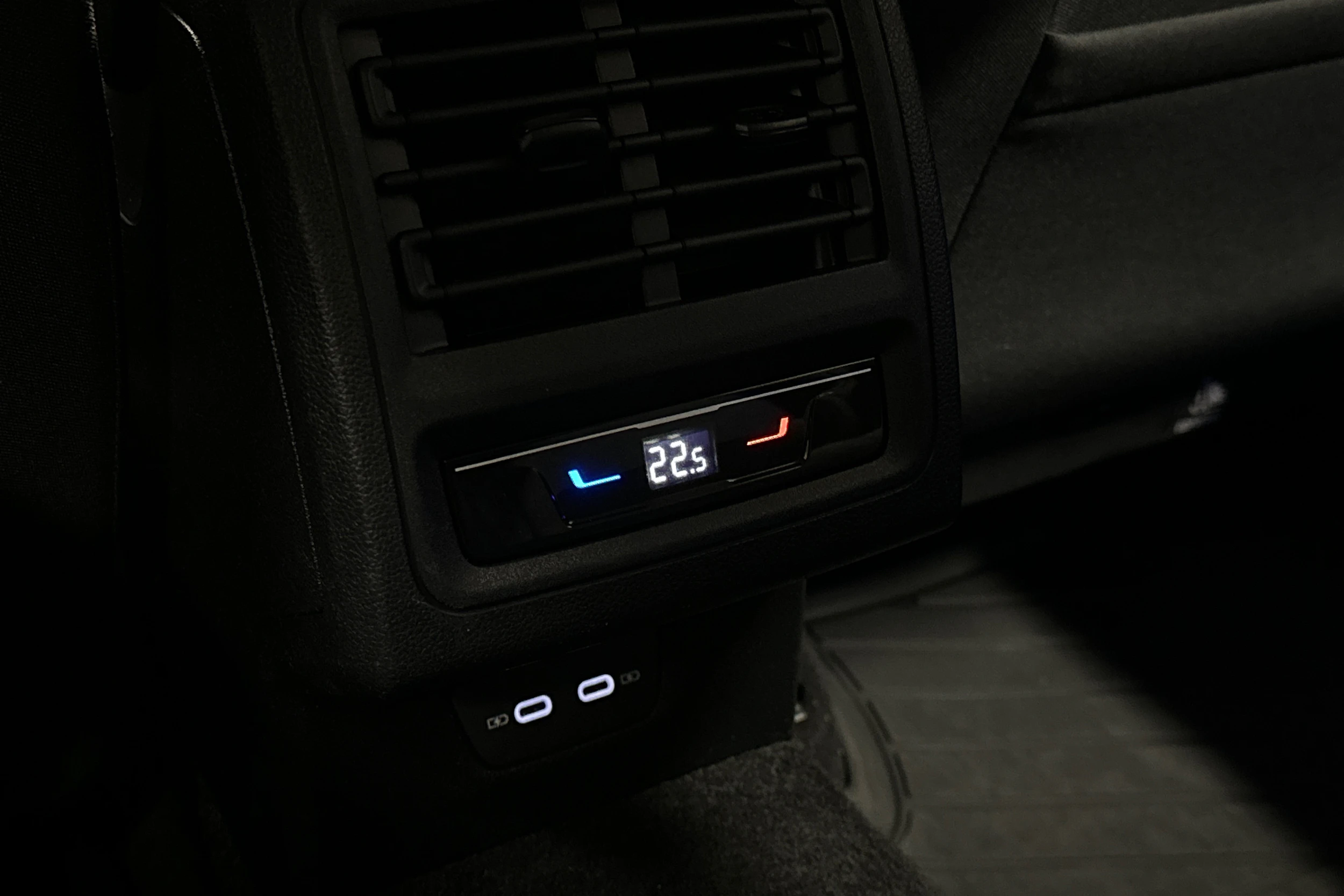 sininen Volkswagen Golf 2024 kuva 16.