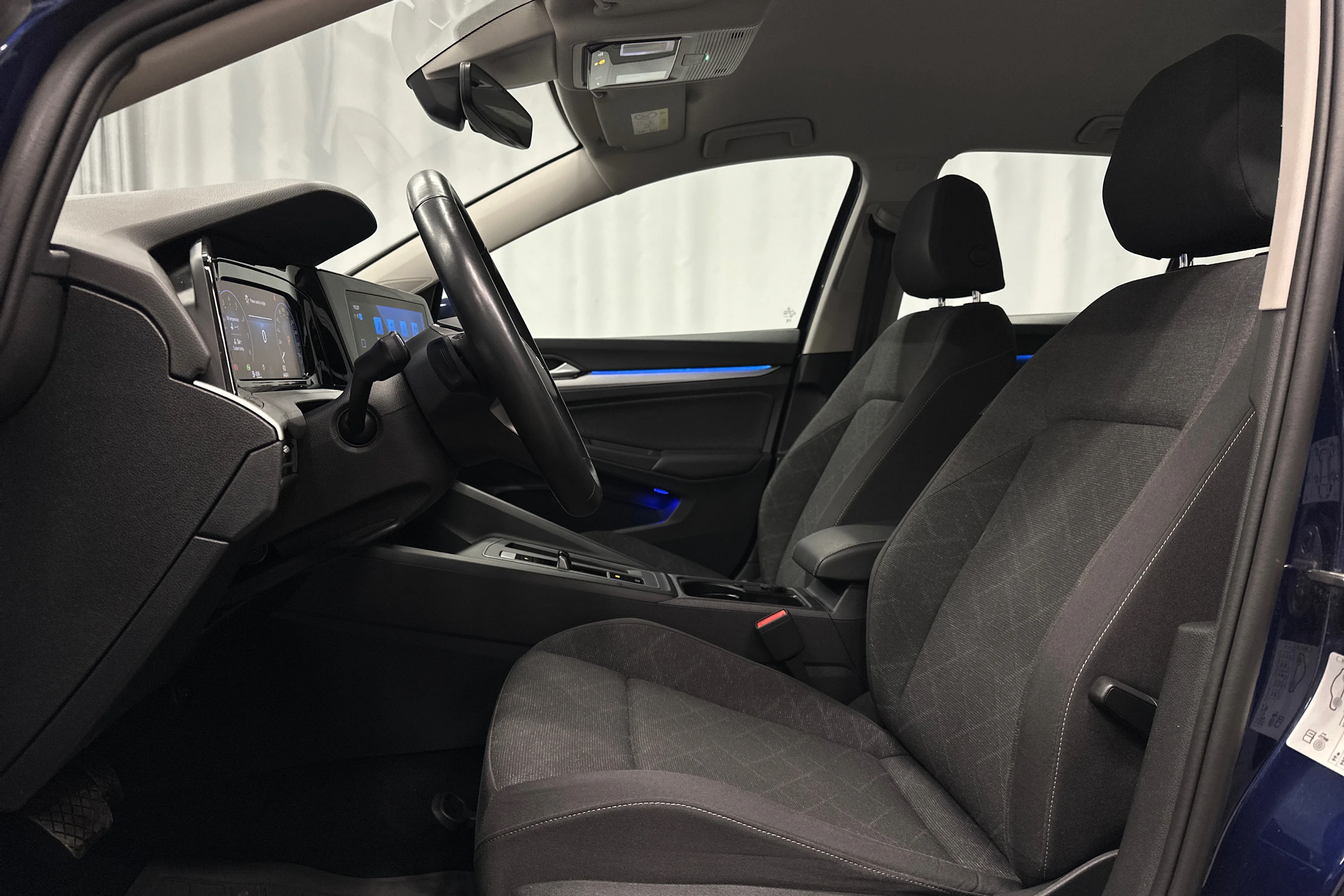 sininen Volkswagen Golf 2024 kuva 17.