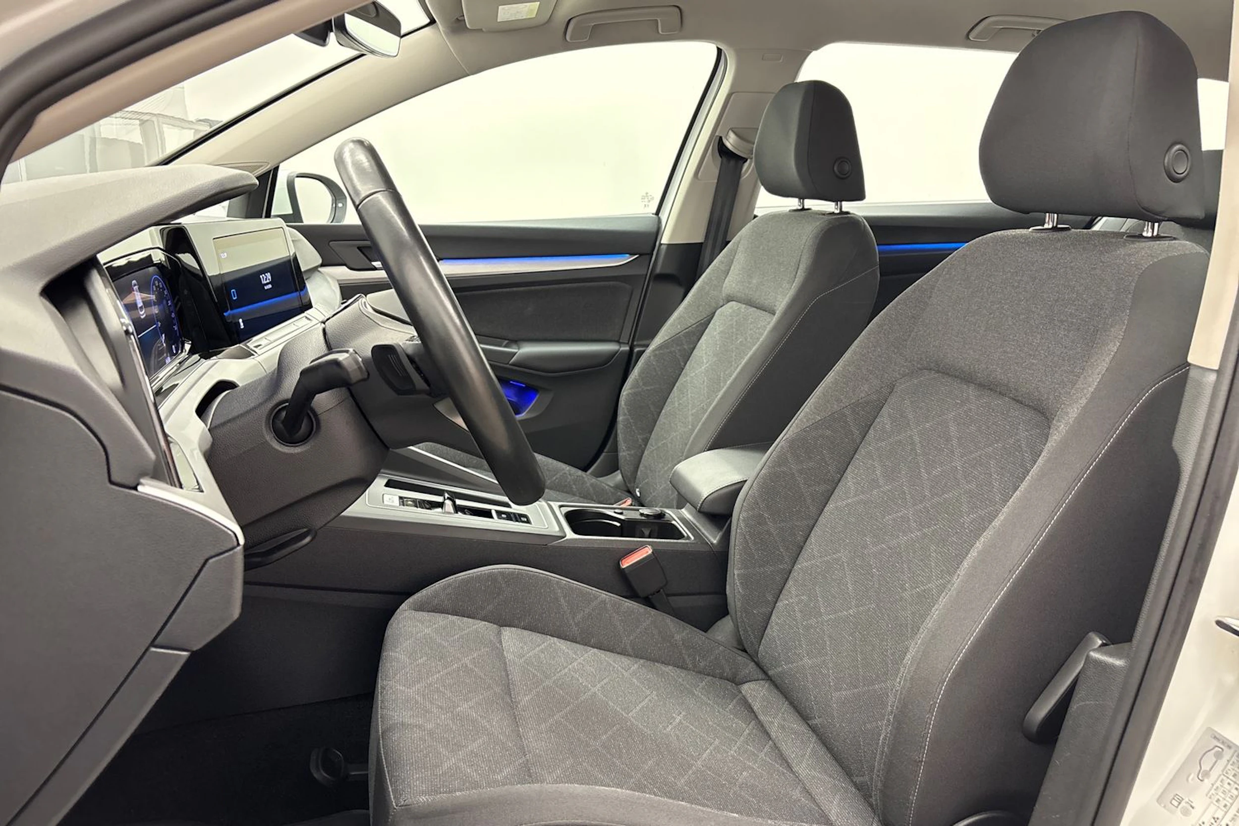 valkoinen Volkswagen Golf 2024 kuva 15.