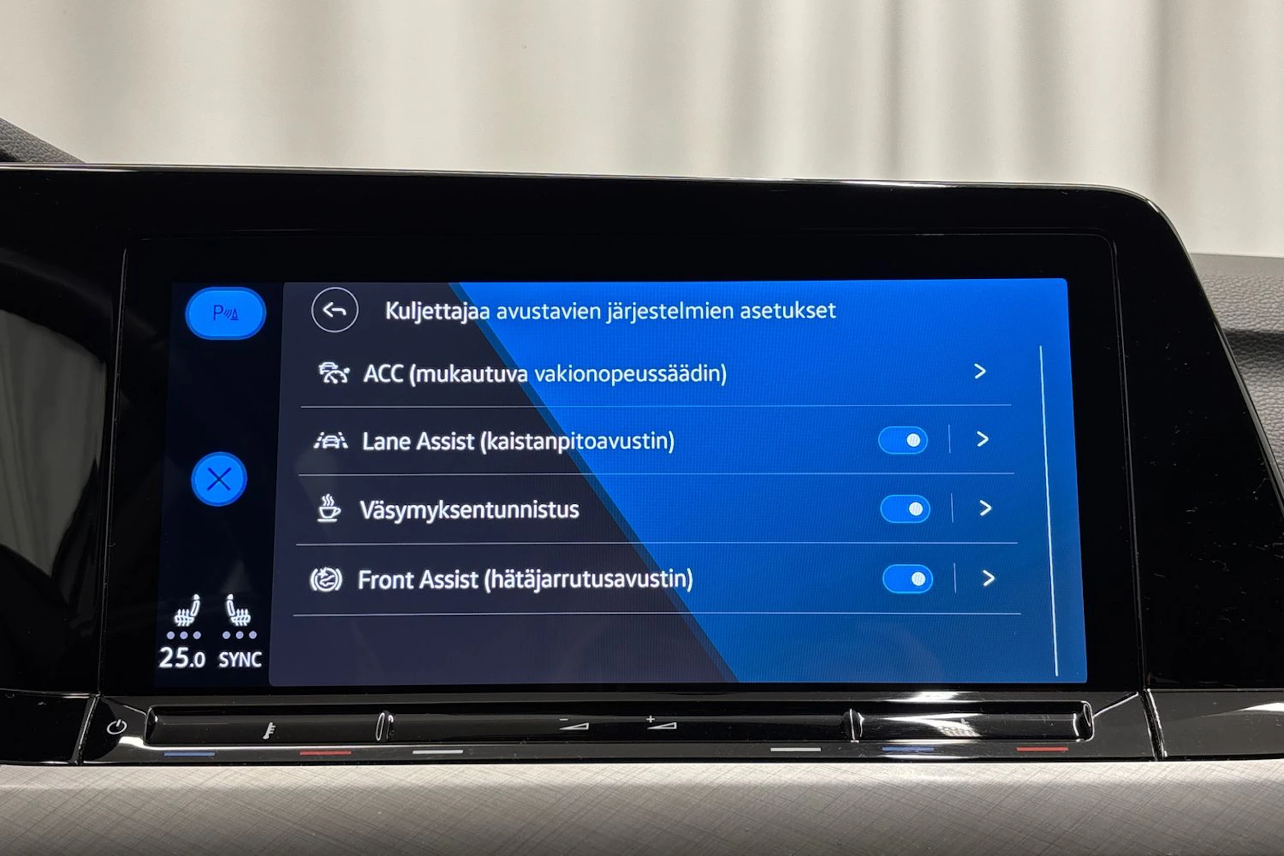 valkoinen Volkswagen Golf 2024 kuva 21.