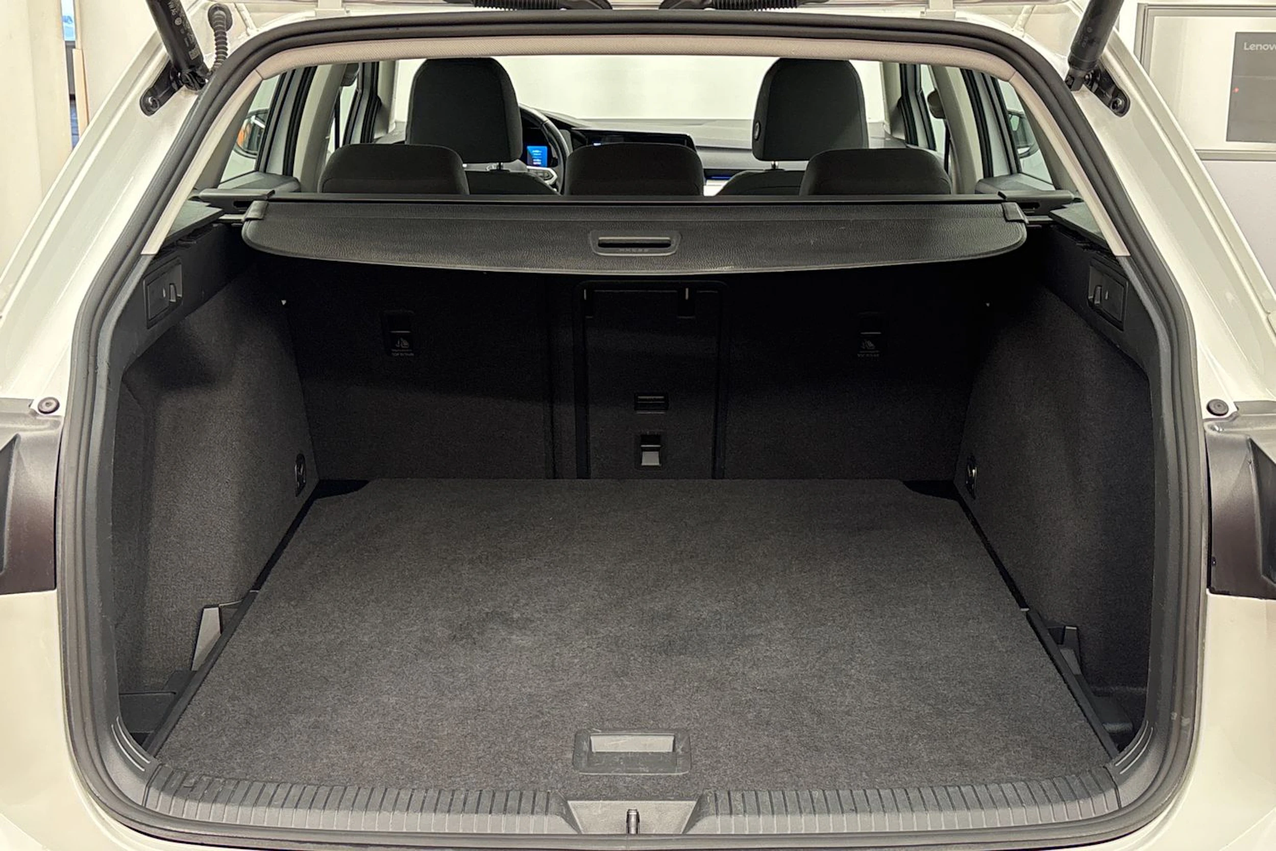 valkoinen Volkswagen Golf 2024 kuva 25.