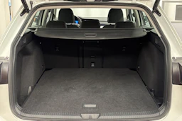 valkoinen Volkswagen Golf 2024 kuva 25.