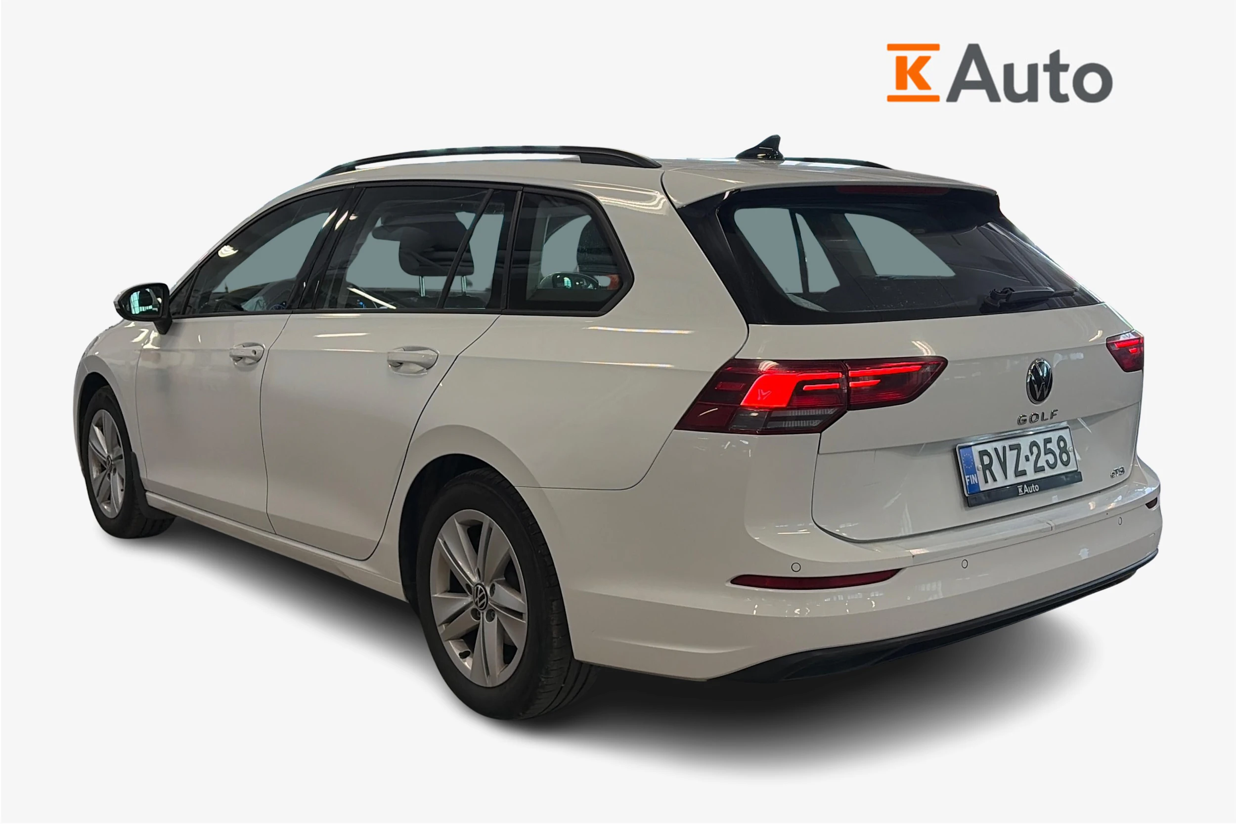 valkoinen Volkswagen Golf 2024 kuva 2.
