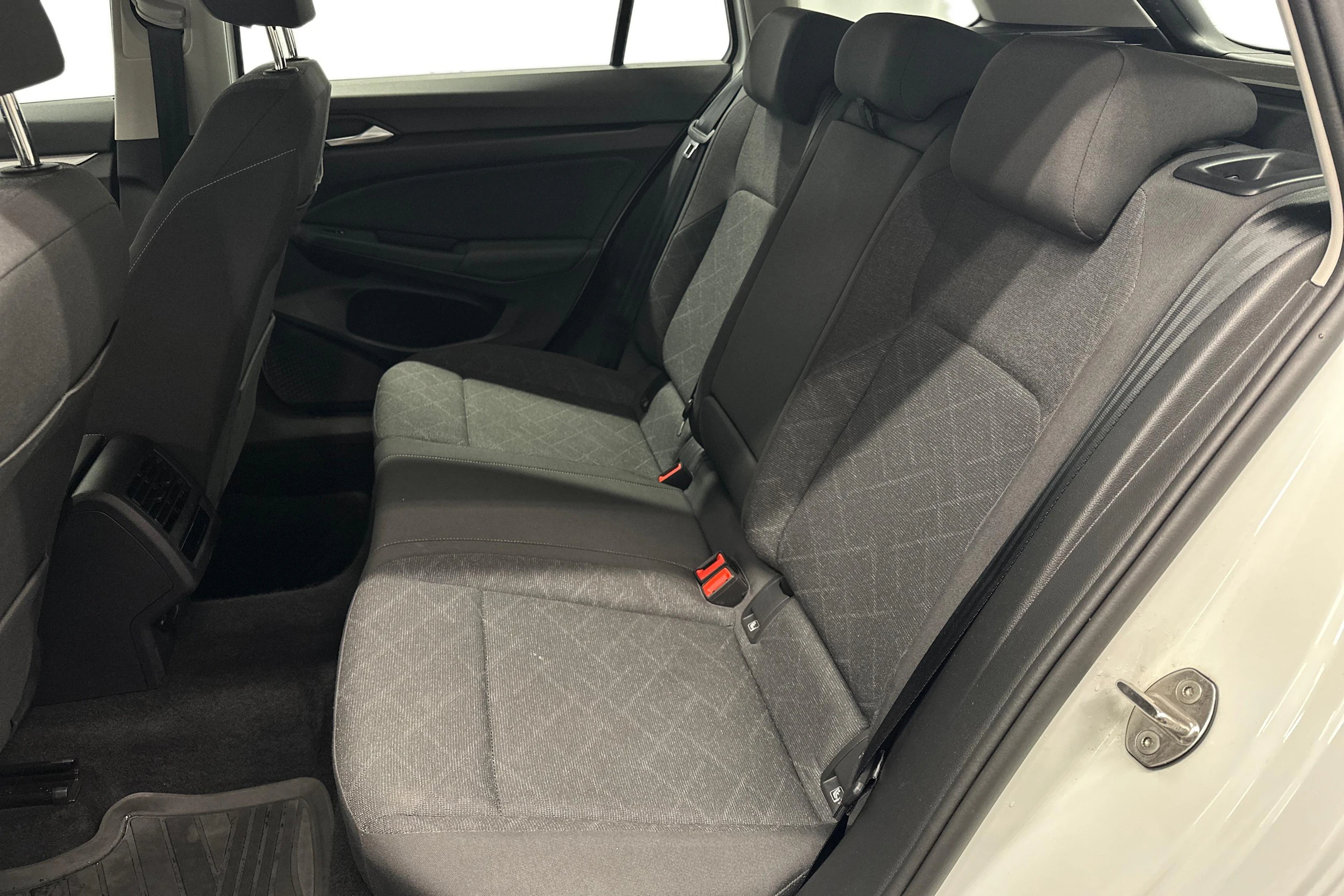 valkoinen Volkswagen Golf 2024 kuva 8.