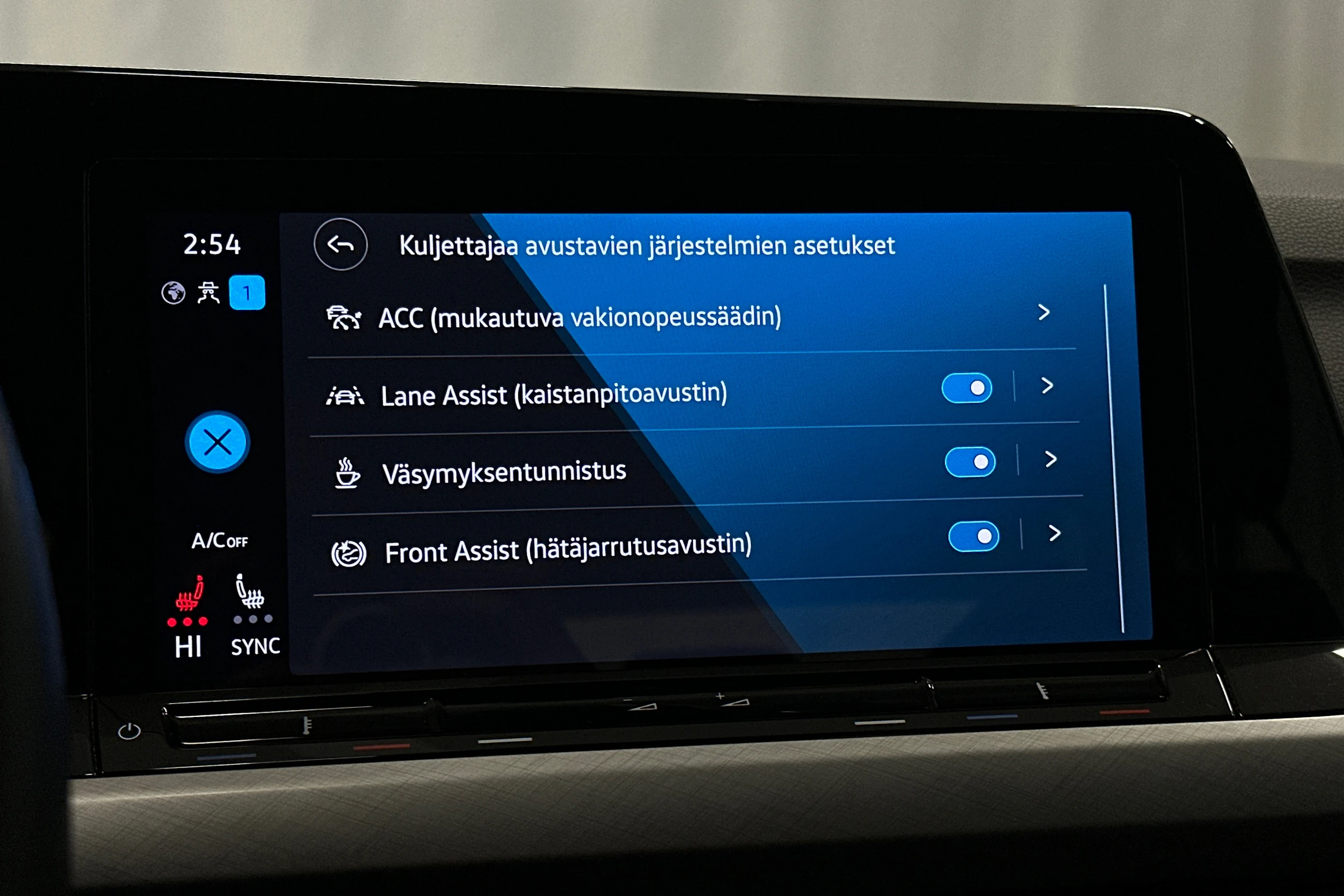 valkoinen Volkswagen Golf 2024 kuva 23.