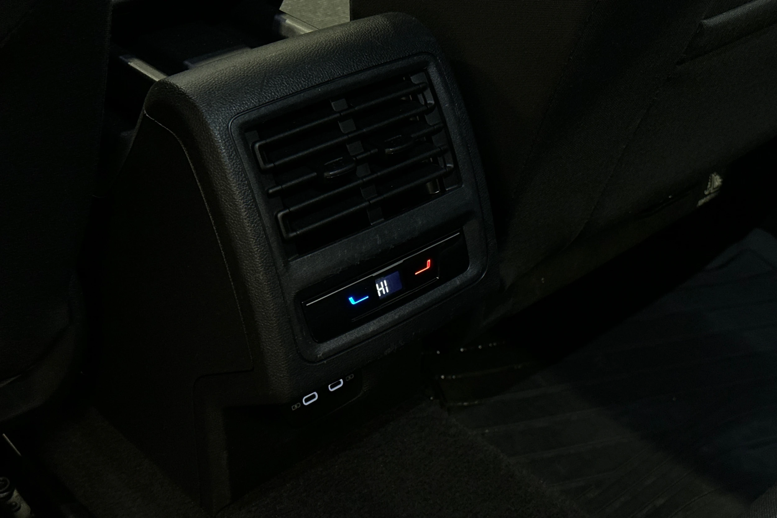 valkoinen Volkswagen Golf 2024 kuva 30.