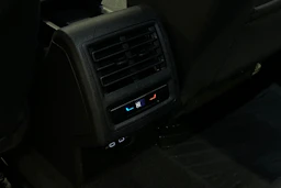 valkoinen Volkswagen Golf 2024 kuva 30.