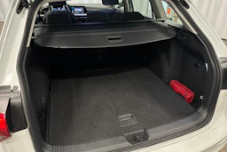 valkoinen Volkswagen Golf 2024 kuva 31.