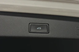 valkoinen Volkswagen Golf 2024 kuva 32.