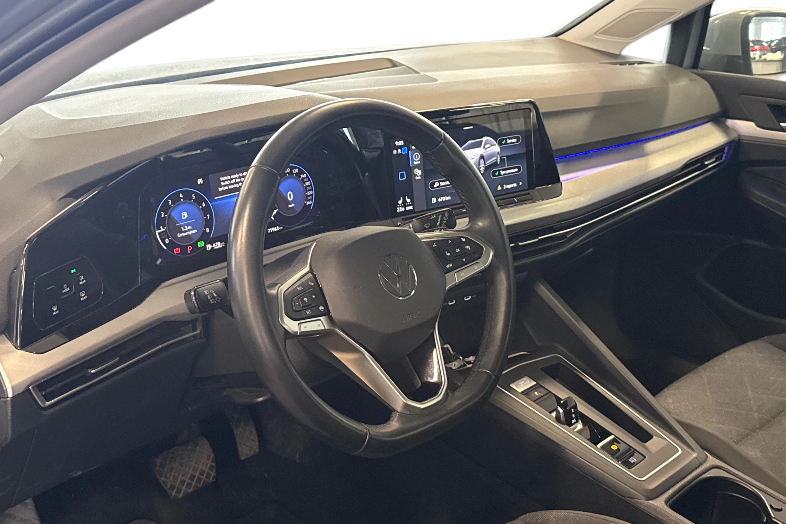 harmaa Volkswagen Golf 2024 kuva 3.