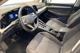 harmaa Volkswagen Golf 2024 kuva 8.