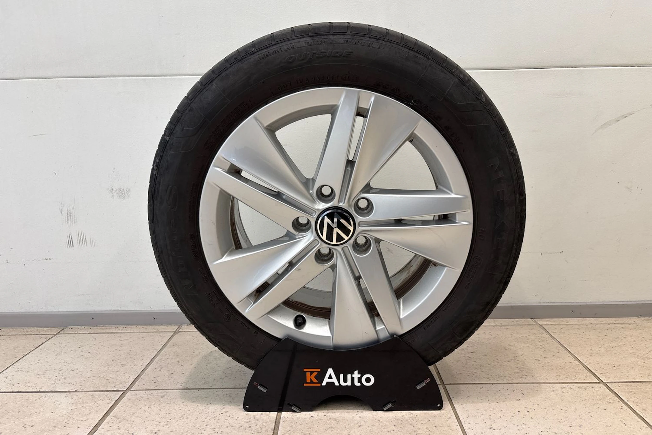 harmaa Volkswagen Golf 2024 kuva 15.