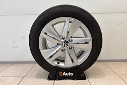 harmaa Volkswagen Golf 2024 kuva 15.