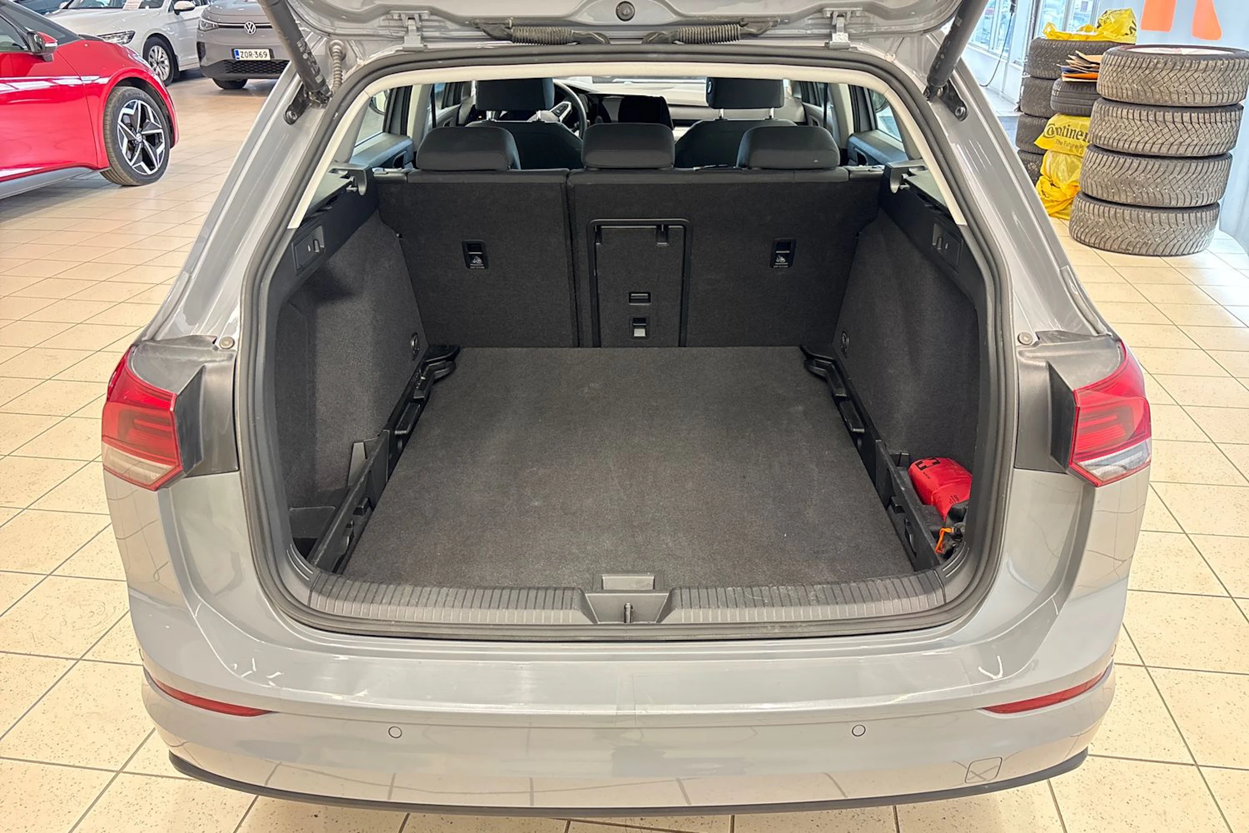 harmaa Volkswagen Golf 2024 kuva 17.