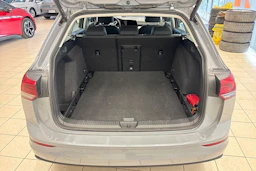 harmaa Volkswagen Golf 2024 kuva 17.