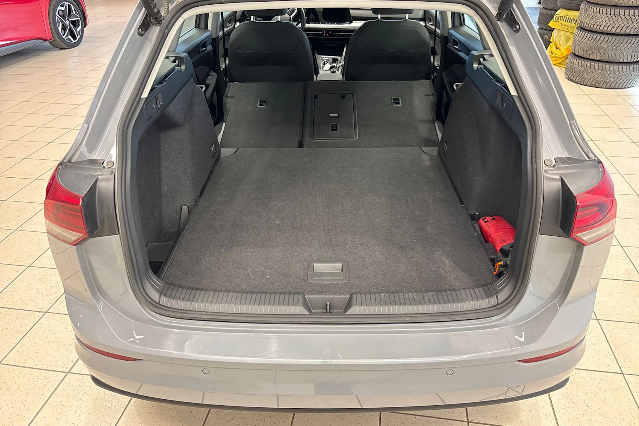 harmaa Volkswagen Golf 2024 kuva 18.