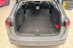 harmaa Volkswagen Golf 2024 kuva 18.