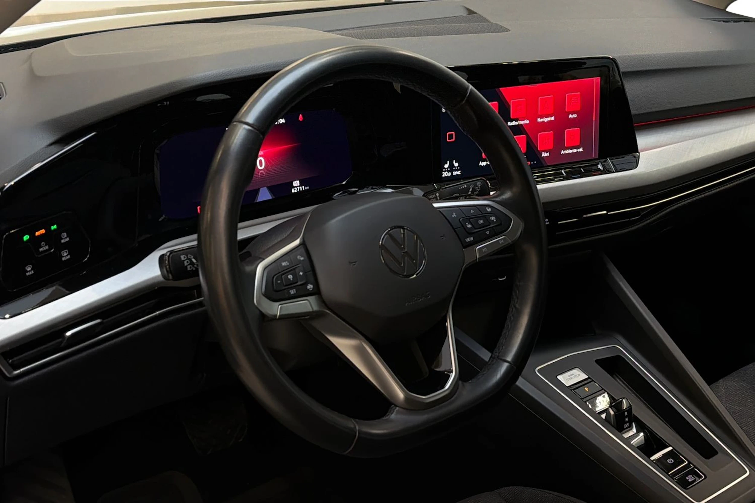 harmaa Volkswagen Golf 2024 kuva 6.