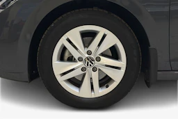 harmaa Volkswagen Golf 2024 kuva 9.