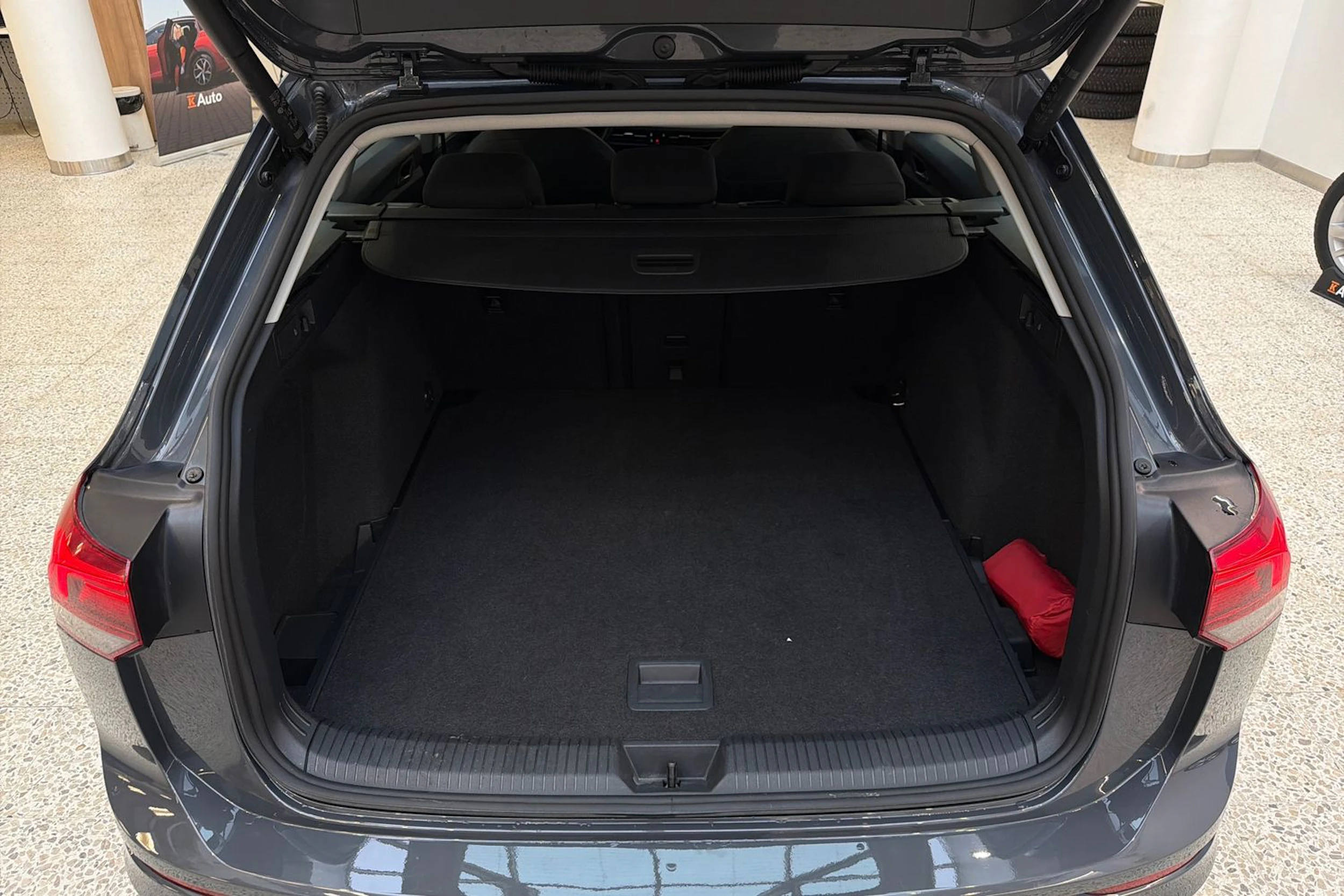harmaa Volkswagen Golf 2024 kuva 26.