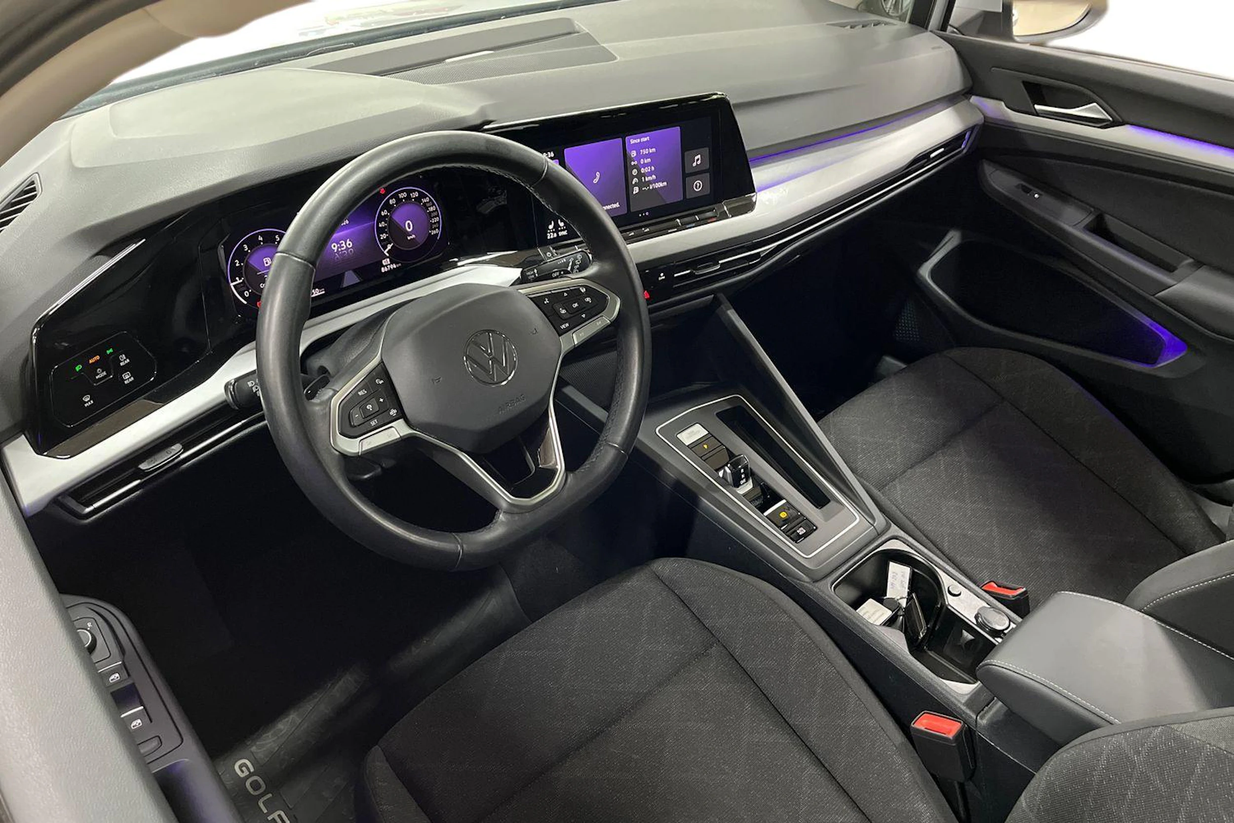 harmaa Volkswagen Golf 2024 kuva 8.