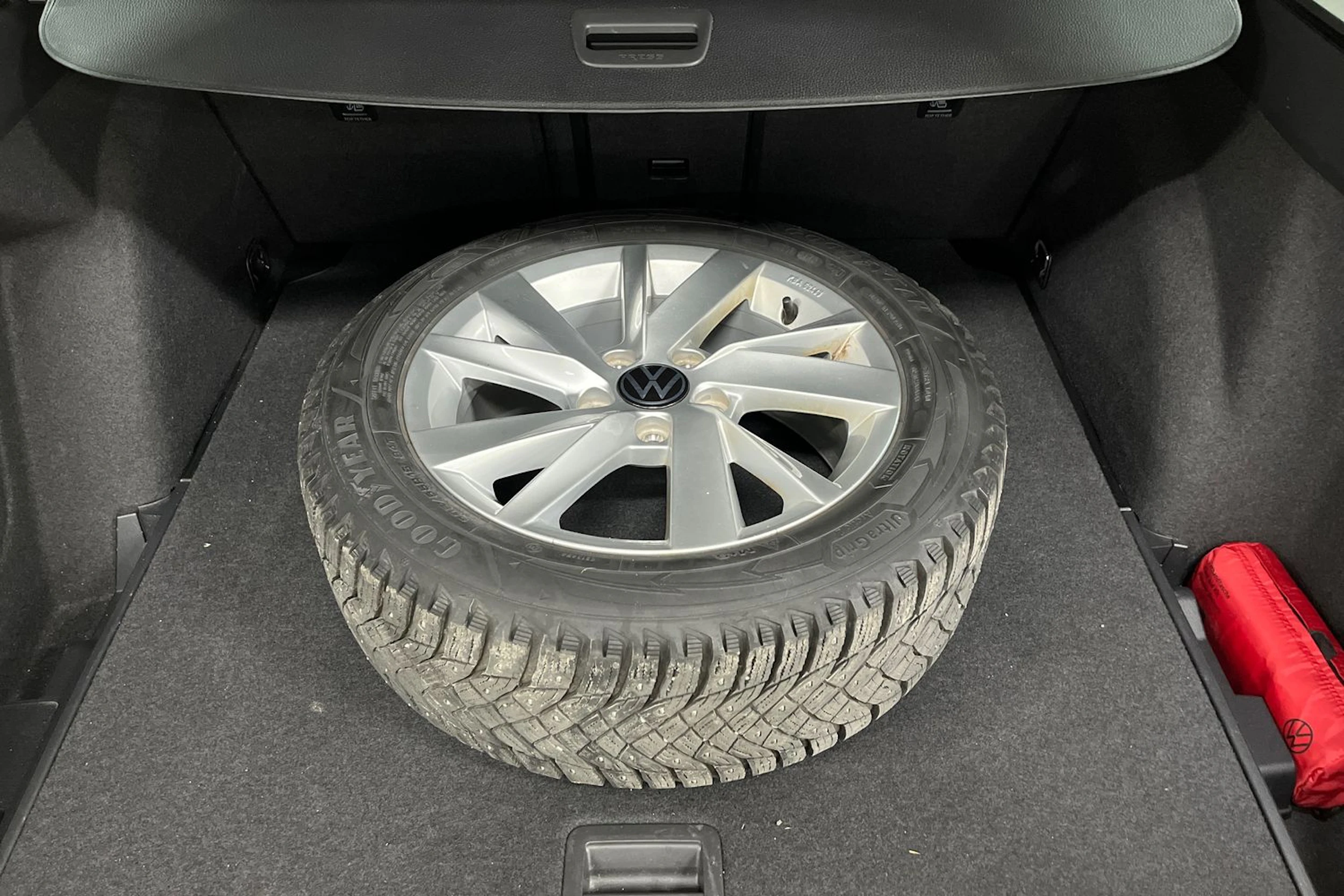 harmaa Volkswagen Golf 2024 kuva 13.