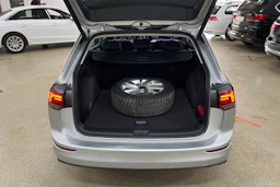 harmaa Volkswagen Golf 2024 kuva 15.