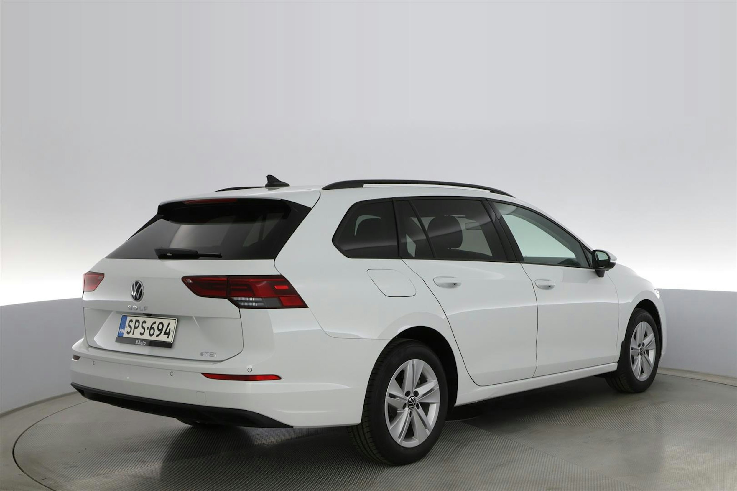 valkoinen Volkswagen Golf 2024 kuva 2.