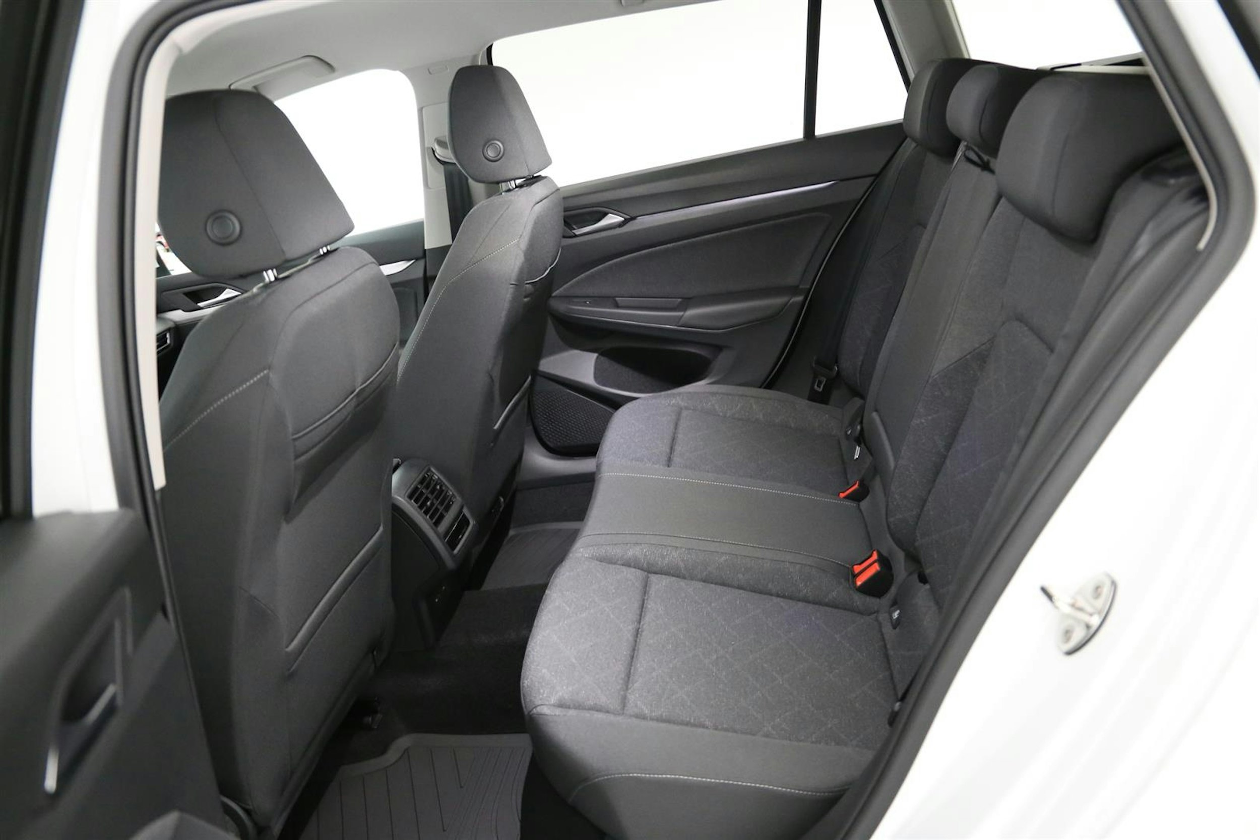 valkoinen Volkswagen Golf 2024 kuva 4.