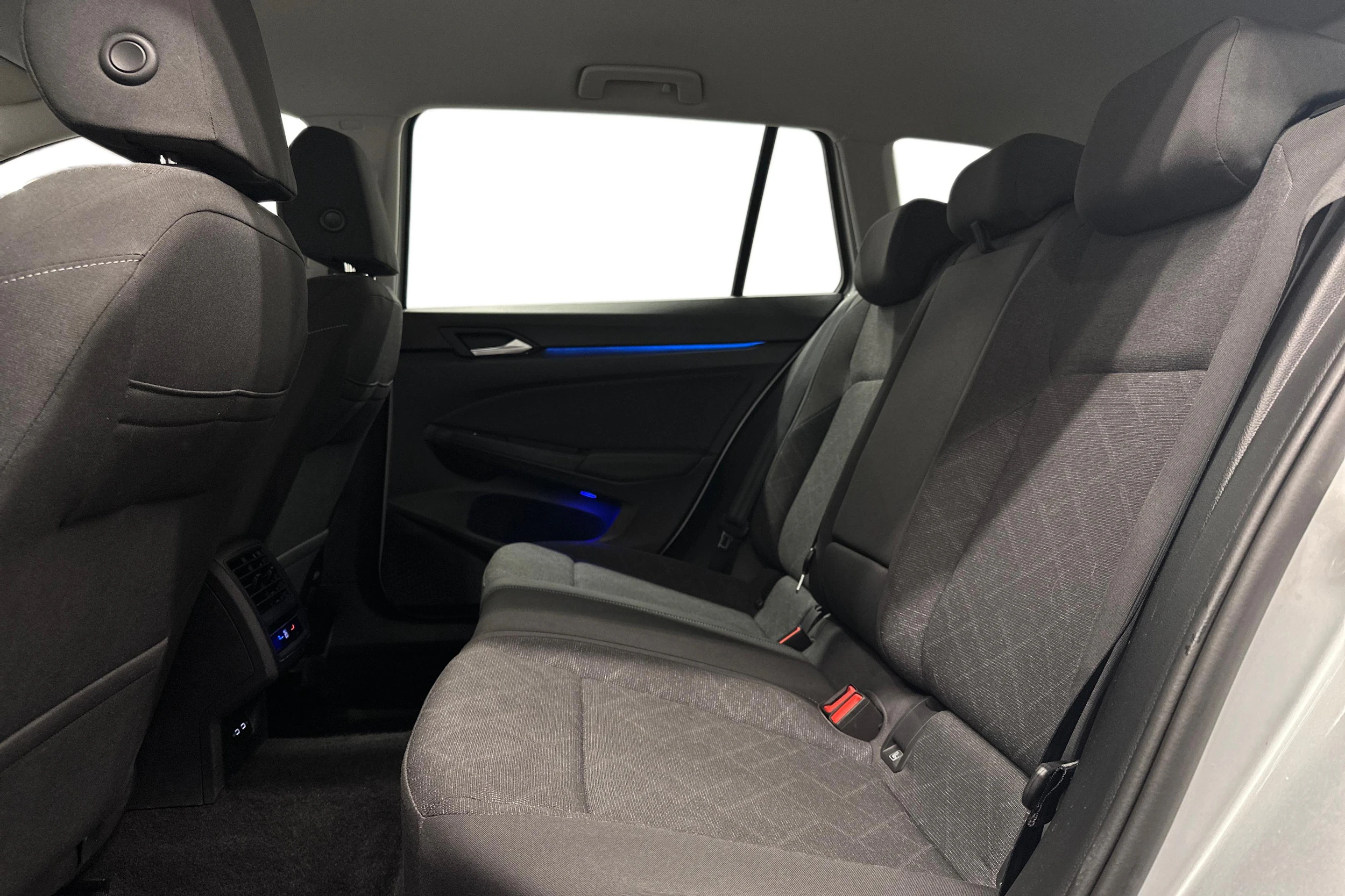 harmaa Volkswagen Golf 2024 kuva 8.