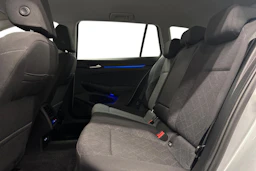 harmaa Volkswagen Golf 2024 kuva 8.
