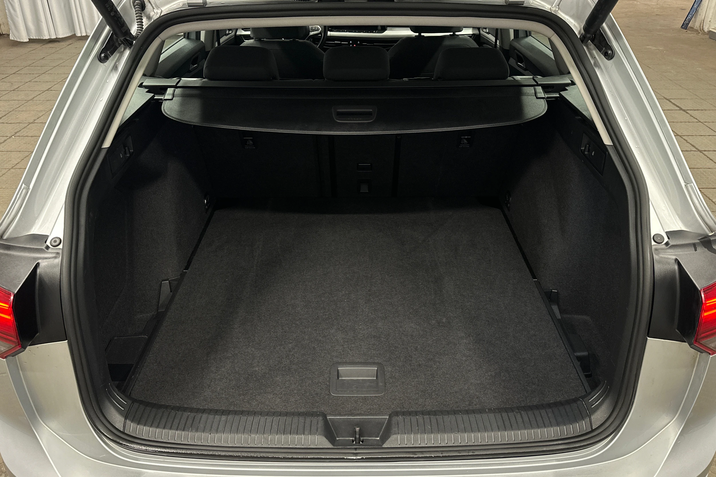 harmaa Volkswagen Golf 2024 kuva 11.