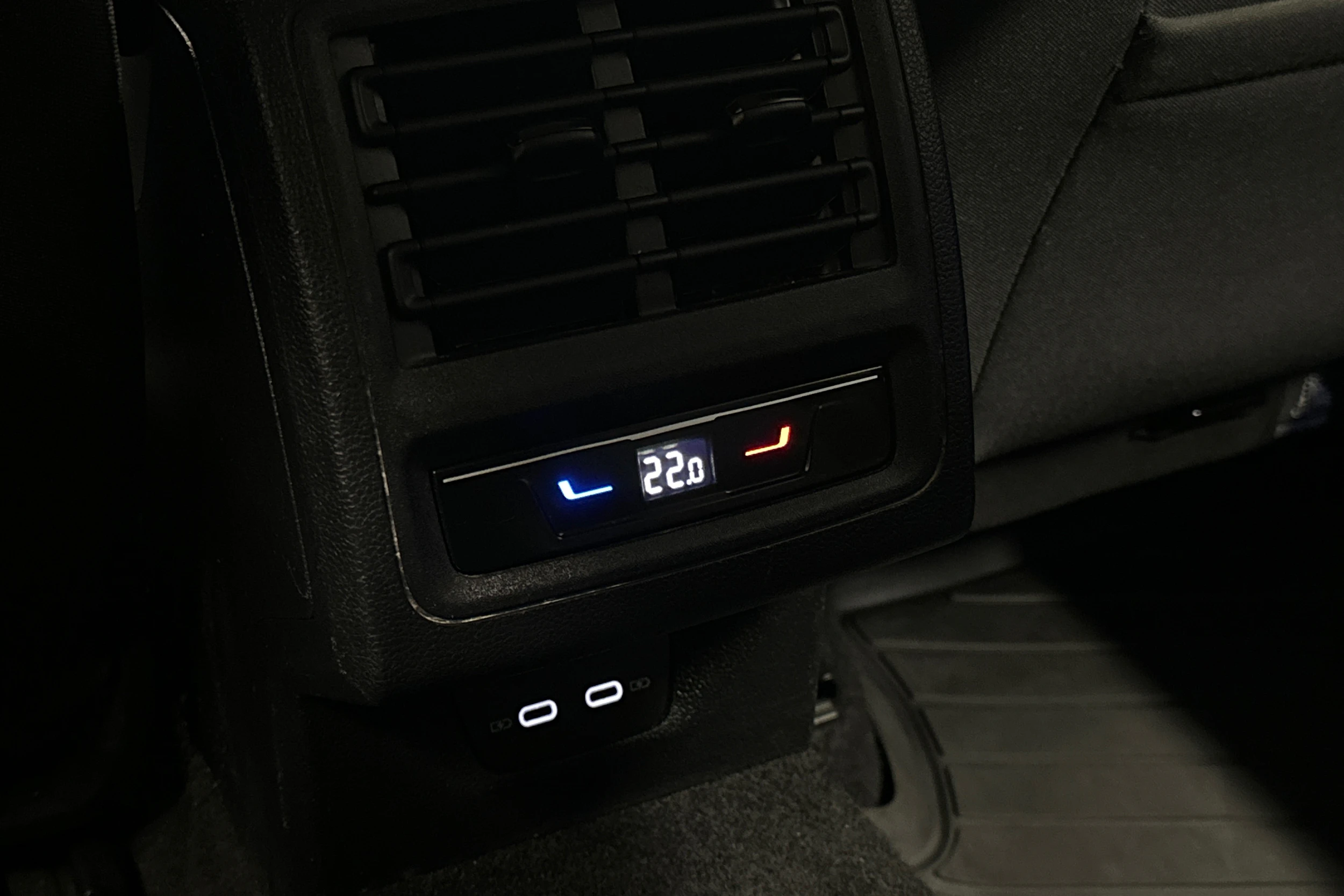 harmaa Volkswagen Golf 2024 kuva 13.